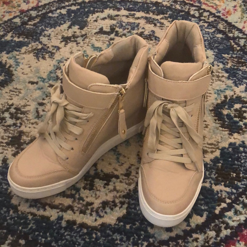 Steve Madden beige wedges with gold accents